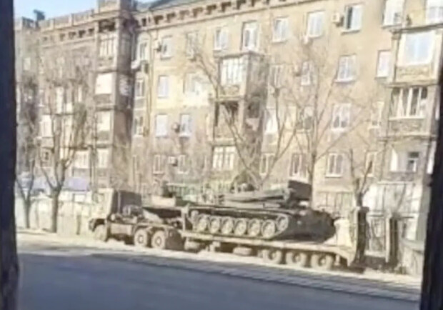 Россия массово опрокидывает военную технику на Запорожское направление через Мариуполь. 