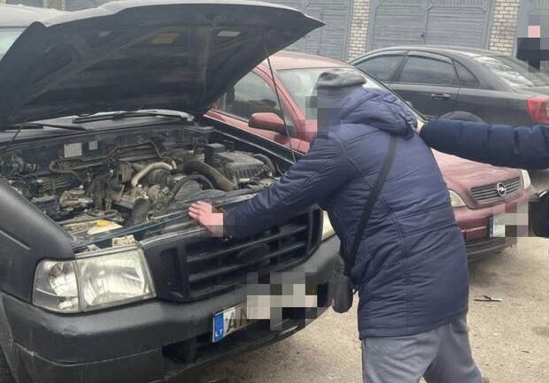 У Запоріжжі затримали чоловіка, який продав авто, яке було гумдопомогою для ЗСУ. 