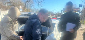 Ждали у почты: в Одесской области полицейские вымогали 10 000 долларов у наркоторговцев