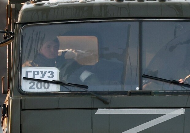 Российские оккупанты грузовиками привозят раненых военных в больницы. 