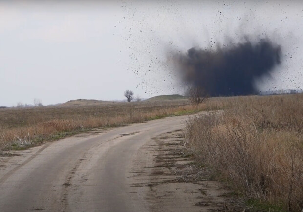 Спасатели показали, как взорвали вражескую авиационную бомбу под Запорожьем 