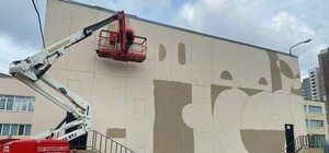 В Києві на стіні однієї зі шкіл створюють патріотичний мурал: фото