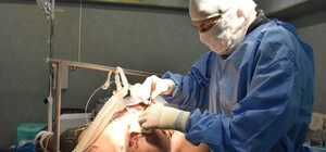 В Днепре спасают учителя, которому взрыв снаряда разорвал лицо