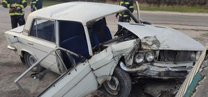 На Днепропетровщине авто влетело в ограждение: есть пострадавшие