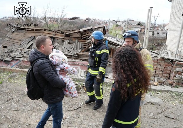 В результате ракетного удара по Запорожью в доме застряла женщина с годовалым ребенком - фото