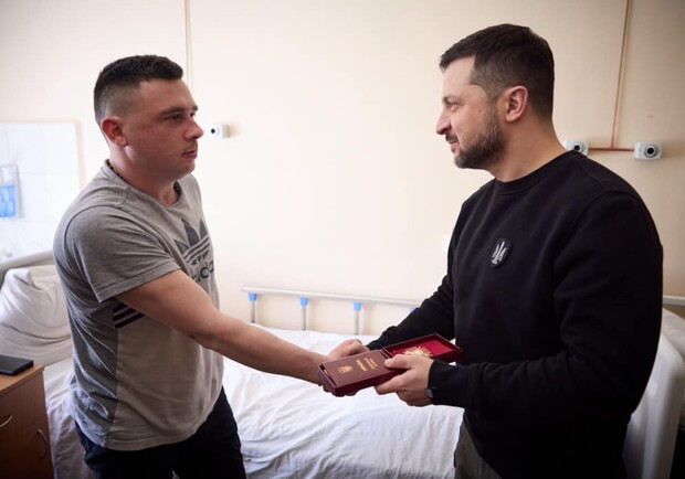 Раненым спас товарища: Зеленский наградил военного с Запорожского направления 