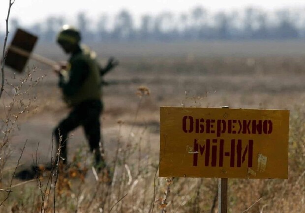 Окупанти готуються до оборони: росіяни мінують поля у Запорізькій області. 