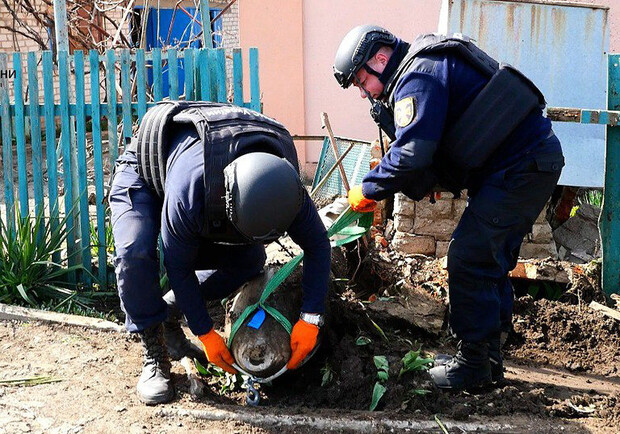 В Запорожской области оккупанты скинули фугасную полутонную авиабомбу во двор жилого дома 