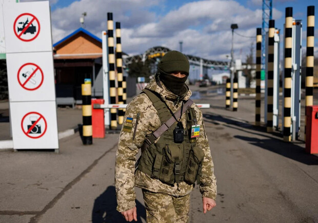 Мешканець Запоріжжя за валюту організовував виїзд чоловіків за кордон. 