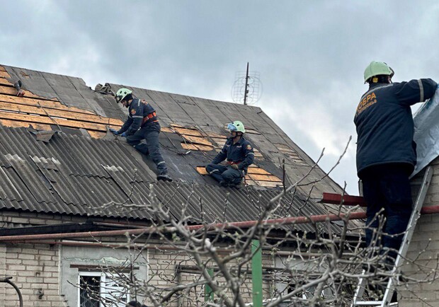 Пошкоджено 33 будинки: що зараз відбувається на місці ракетних ударів у Запоріжжі -