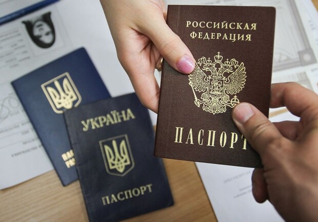 В Запорізькій області росіяни змушують мешканців здавати українські паспорти. 