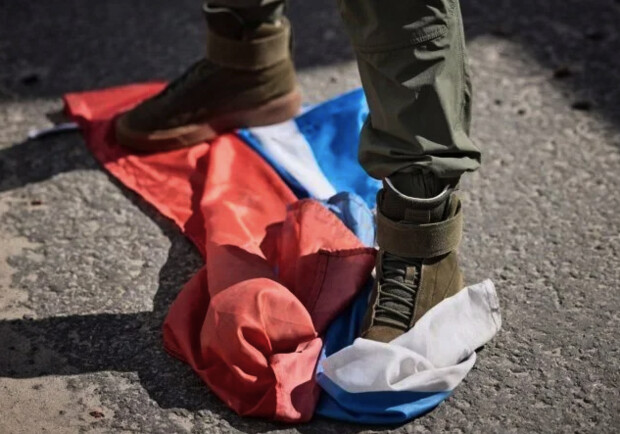 Оккупанты устроили судилище над 16-летней девушкой, которая растоптала российский флаг 