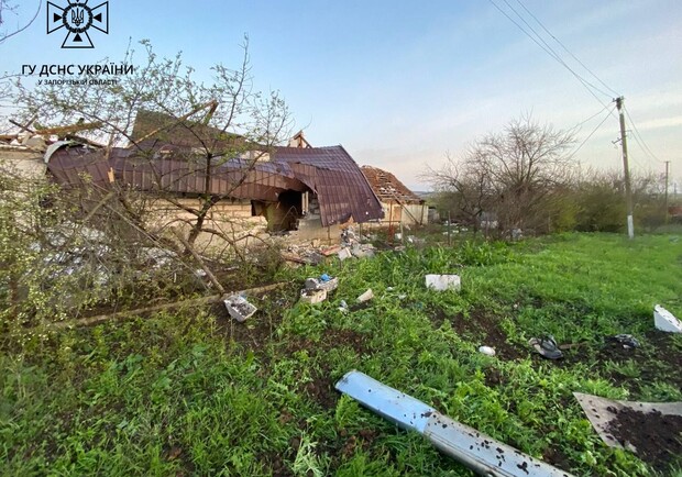 Рятувальники допомогли родині, будинок якої зруйнувала ворожа ракета у Запорізькій області. 