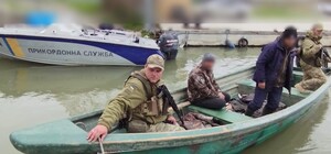 Незаконно ловили рибу: на Одещині затримали човен із трьома громадянами Румунії