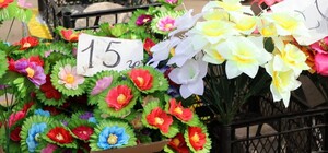 В Днепре составляют админпротоколы на продавцов искусственных цветов