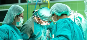 В Днепре спасают тяжелораненого добровольца и беременную военнослужащую