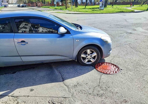 Что означают красные люки в Запорожье и почему на них нельзя парковаться 