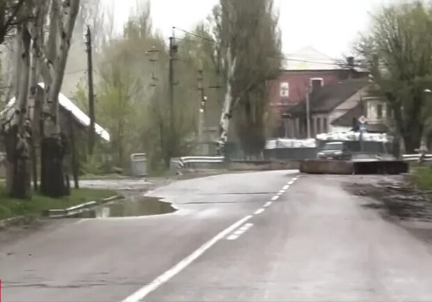Ракета упала между машинами: иностранные журналисты попали под обстрел в Орехове. 