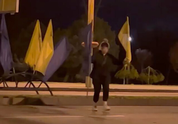 Поліція знайшла дівчинку, яка зняла прапори України у центрі Запоріжжя 