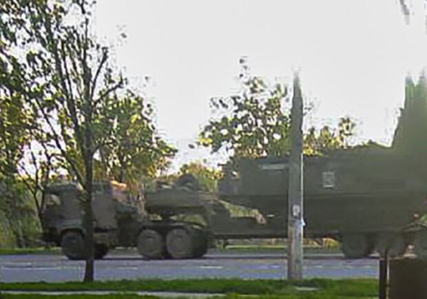 РФ перекидає військову техніку на Запорізький напрямок через Маріуполь. 