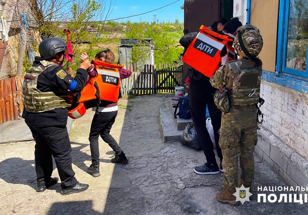 Поліція евакуювала родини з трьома дітьми з лінії фронту у Запорізькій області. 