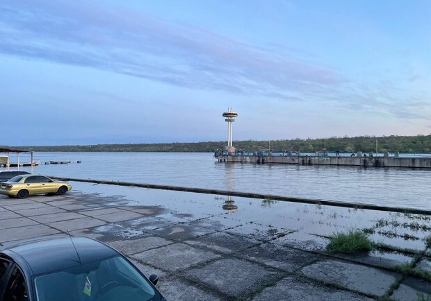 Как сейчас выглядит Центральный пляж в Запорожье после подтоплений - фото: Vgorode