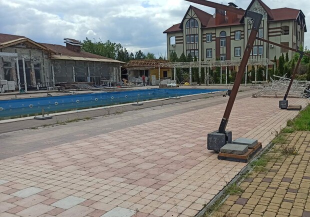 Правда ли, что бассейн Monica Bellucci в Запорожье готовят з работе после ракетного удара - фото: Vgorode.ua