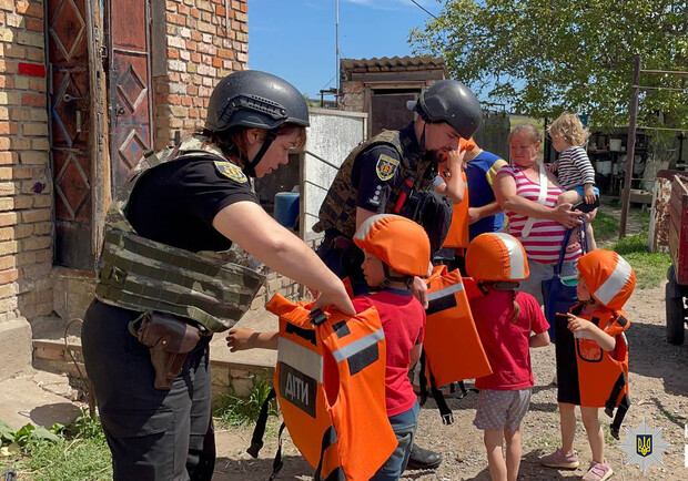 В Запорожской области из прифронтового села эвакуировали семью с семью детьми. 