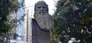 В Одессе демонтируют памятник Льву Толстому