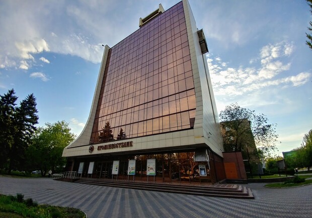 В Запорожье через аукцион за 29 миллионов продают 10-этажное здание банка. 