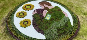 В Киеве ко Дню города появилось большое количество инсталляций из цветов - фото