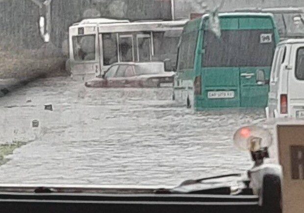 Затоплені маршрутки, потопи та пробки: Запоріжжя накрила сильна злива (відео). 