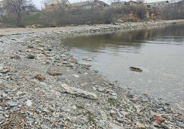 На нижнем бьефе Каховского водохранилища снижается уровень воды. 