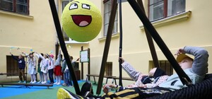 Занедбаний внутрішній дворик львівської школи перетворили на сучасний дитячий майданчик – фото та відео