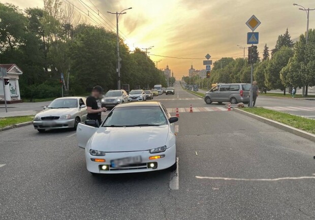 У центрі Запоріжжя автівка збила пішохода: поліція шукає очевидців ДТП. 