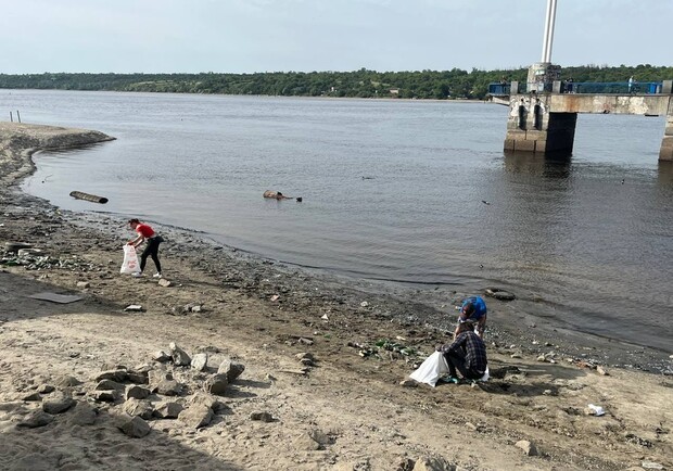 В Запорожье на берегу Днепра, где отошла вода, устроили уборку. 