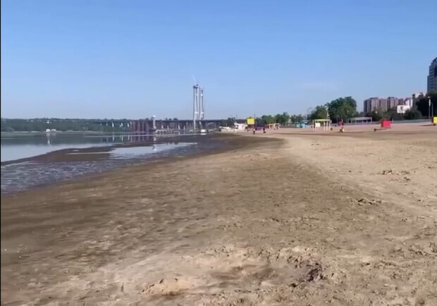Стало известно, на сколько метров в Запорожье снизился уровень воды в Днепре. 