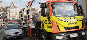 В Киеве мужчина ударил водителя эвакуатора, потому что он мешал проезду