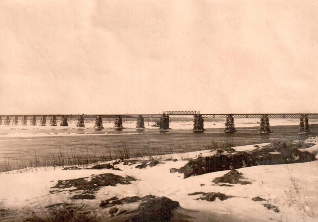 В Запорожье из-за обмеления Днепра стали видны остатки моста времен Второй мировой войны. 