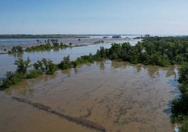 Не обмежилися підривом Каховської ГЕС: РФ затоплює поля у Запорізькій області. 