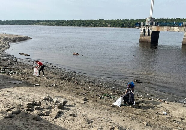 В Запорожье на берегу Днепра, где отошла вода, устроят уборку. 