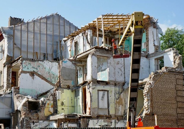 У Запоріжжі розпочали демонтаж частини зруйнованого будинку. 