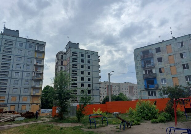 У Запоріжжі розпочали відбудову ще одного зруйнованого ракетою будинку. 