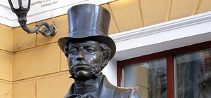 В центре Одессы разрисовали памятную табличку Пушкину (видео)