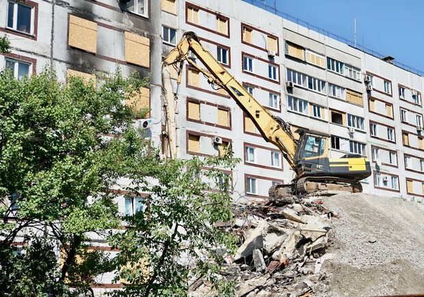 В Запорожье приступили к восстановлению еще одного разрушенного ракетой дома. 