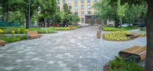 Как выглядит отремонтированный сквер у метро 