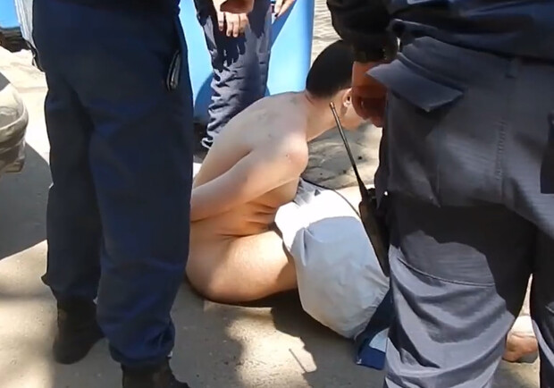 Мешканець Запоріжжя отримав штраф за голий перфоманс біля храму УПЦ. 
