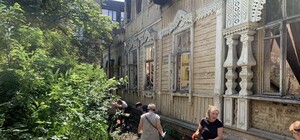 У Пущі-Водиці активісти почали відновлення старої дерев'яної садиби - фото