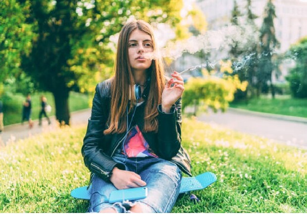 Мешканців Запоріжжя штрафують за паління у не встановлених для цього місцях. 