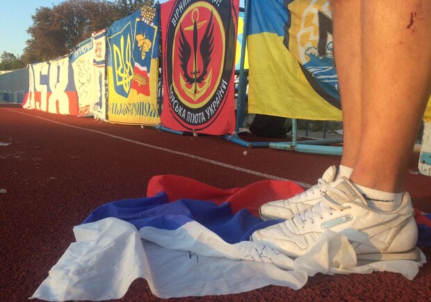 В Мелитопольском районе 19-летняя девушка сорвала российский флаг с админздания -